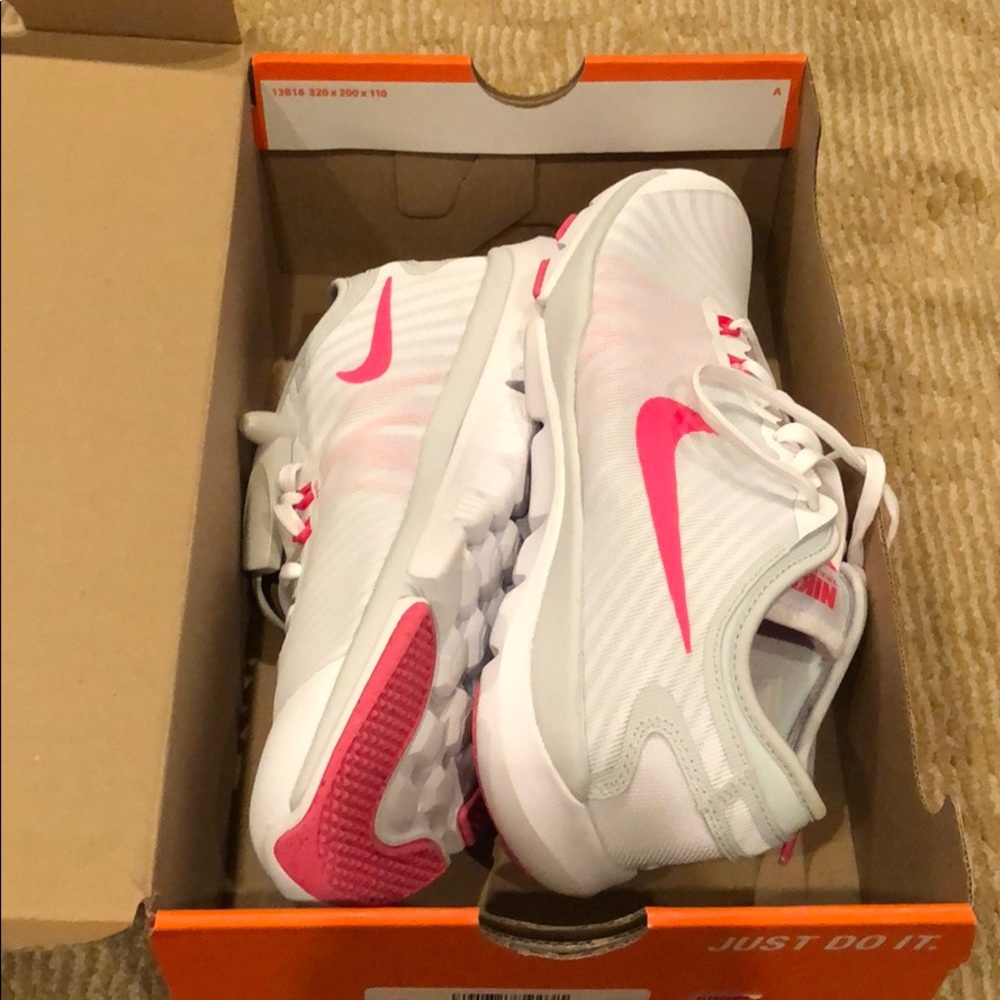 Tennis shoes